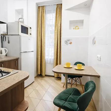 між центром та залізничним вокзалом вулиця городоцька לבוב