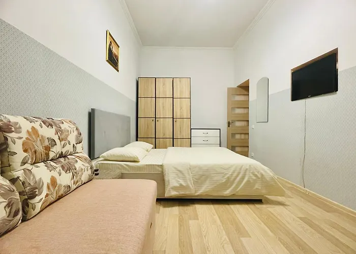 між центром та залізничним вокзалом вулиця городоцька * Lviv