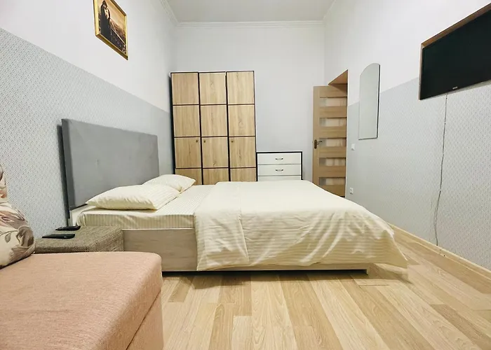 між центром та залізничним вокзалом вулиця городоцька *