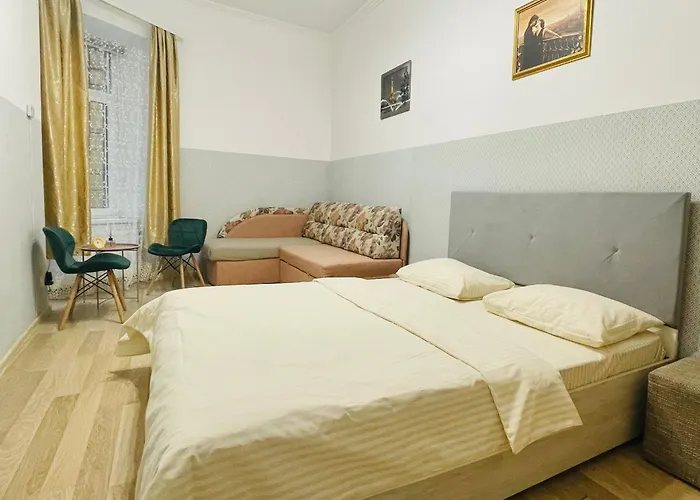 між центром та залізничним вокзалом вулиця городоцька *