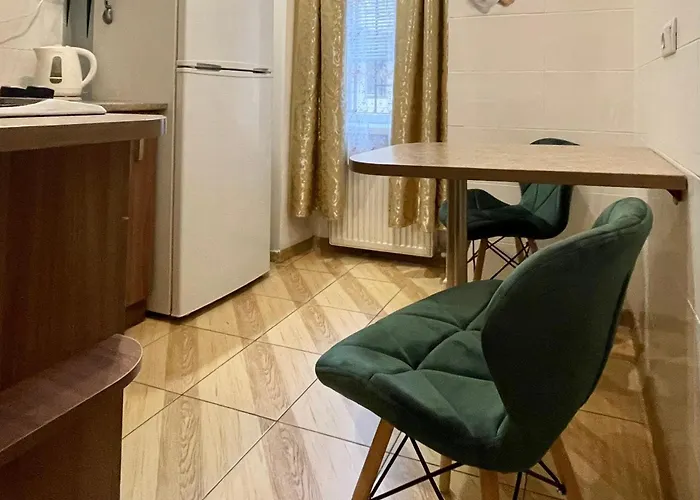 між центром та залізничним вокзалом вулиця городоцька