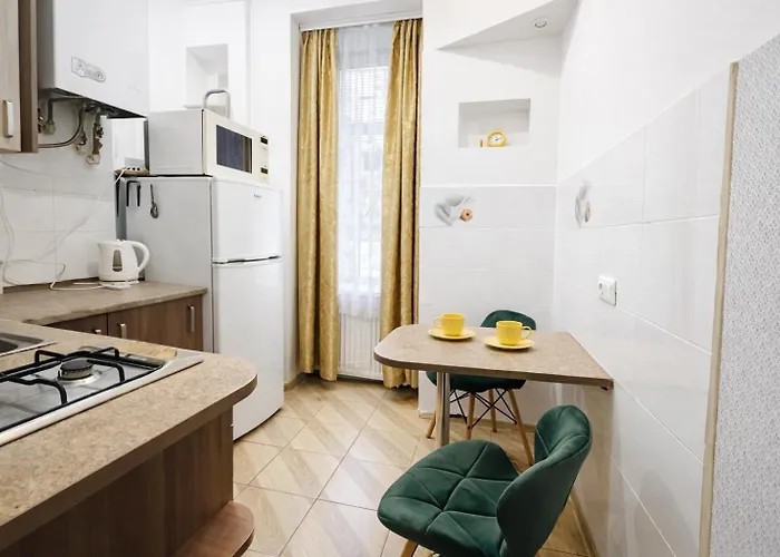 між центром та залізничним вокзалом вулиця городоцька 리비프